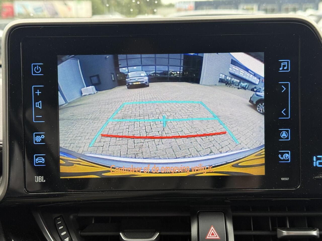 Toyota C-HR 1.8 Hybrid Executive **NAVIGATIE/ DODEHOEK DETECTIE/ STOEL EN STUURWIELVERWARMING/ GARANTIE**