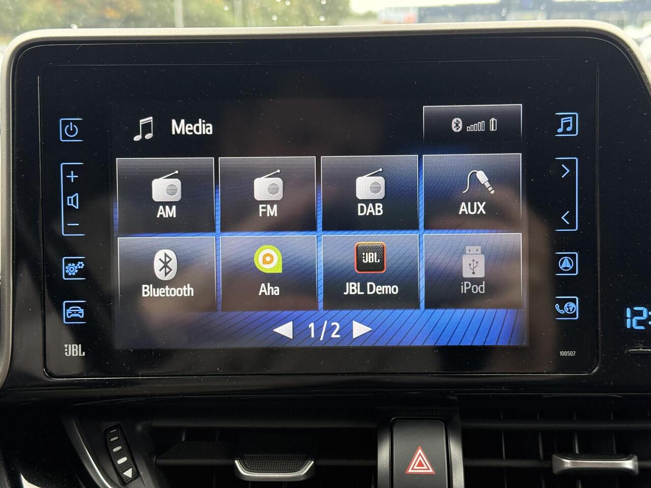 Toyota C-HR 1.8 Hybrid Executive **NAVIGATIE/ DODEHOEK DETECTIE/ STOEL EN STUURWIELVERWARMING/ GARANTIE**