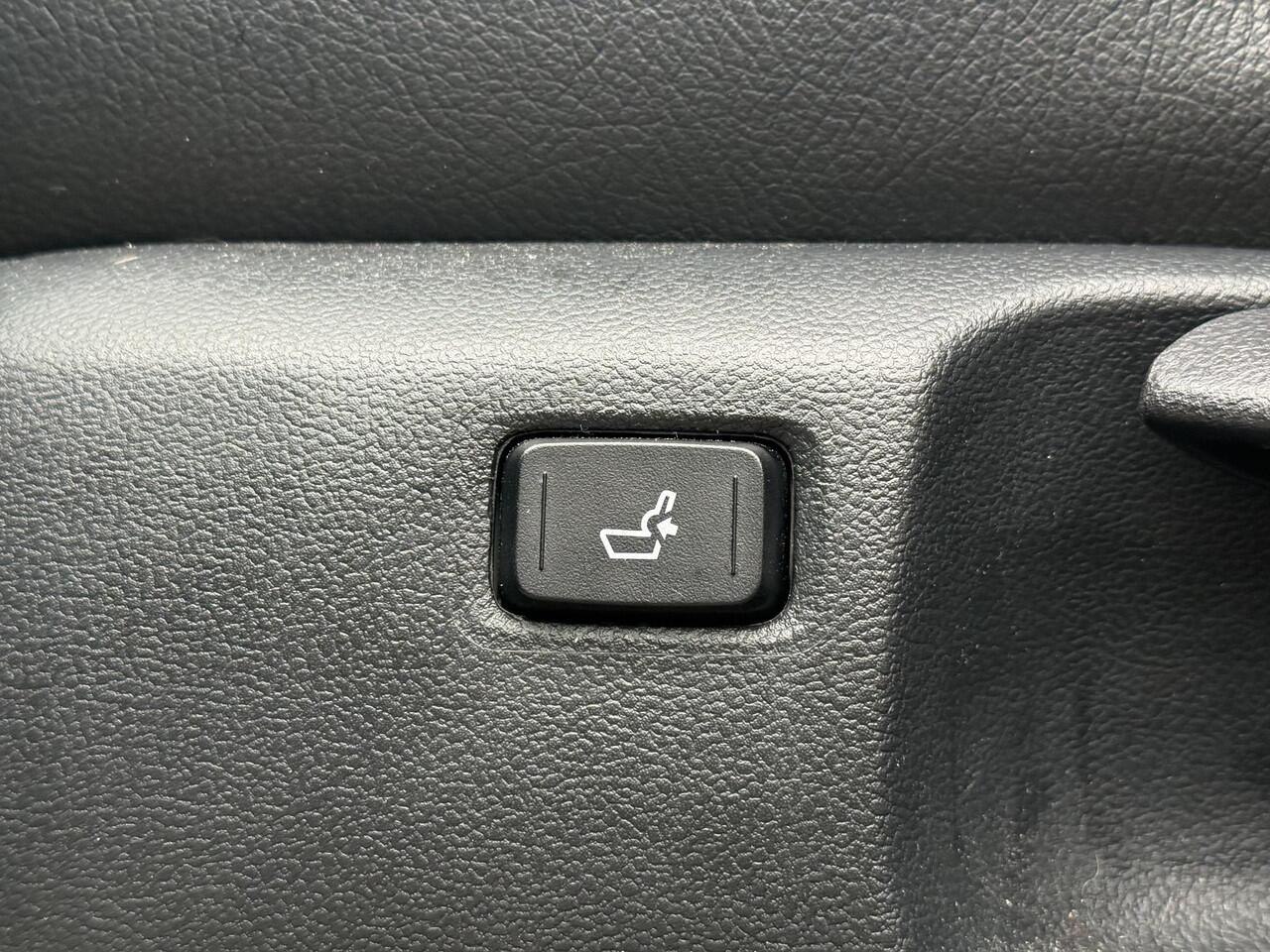 Toyota C-HR 1.8 Hybrid Executive **NAVIGATIE/ DODEHOEK DETECTIE/ STOEL EN STUURWIELVERWARMING/ GARANTIE**