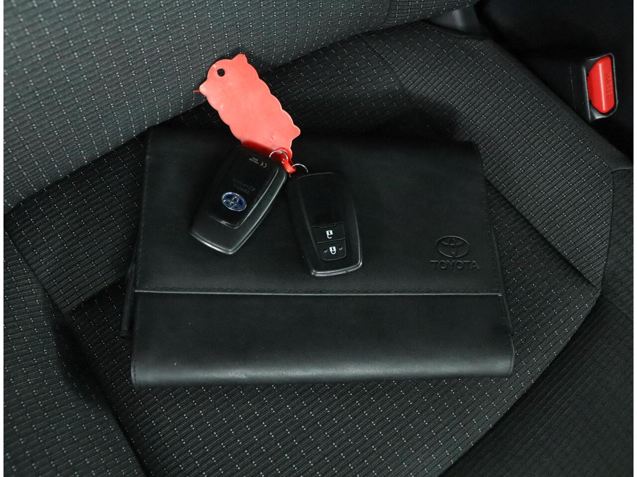 Toyota C-HR 1.8 Hybrid Style | Stoelverwarming | Stuurwielverwarming | Navigatie | Trekhaak |