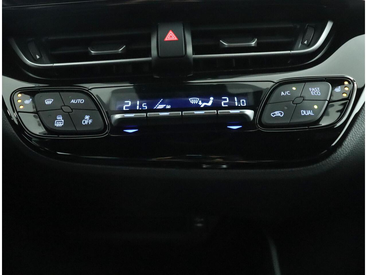 Toyota C-HR 1.8 Hybrid Style | Stoelverwarming | Stuurwielverwarming | Navigatie | Trekhaak |