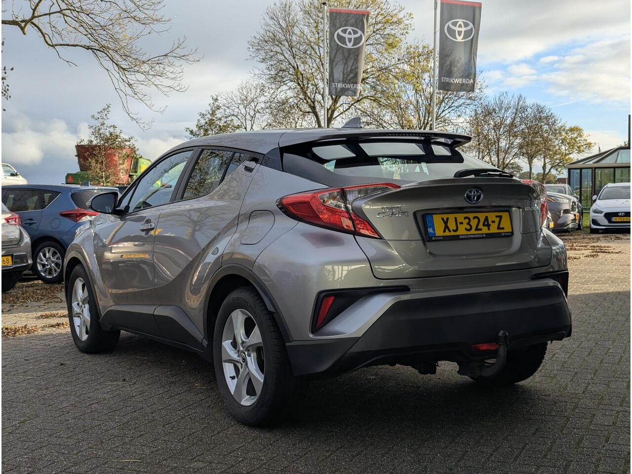 Toyota C-HR 1.8 Hybrid Active | Afn. Trekhaak | All-season | Navi | Adaptieve cruise | Climate control | Camera