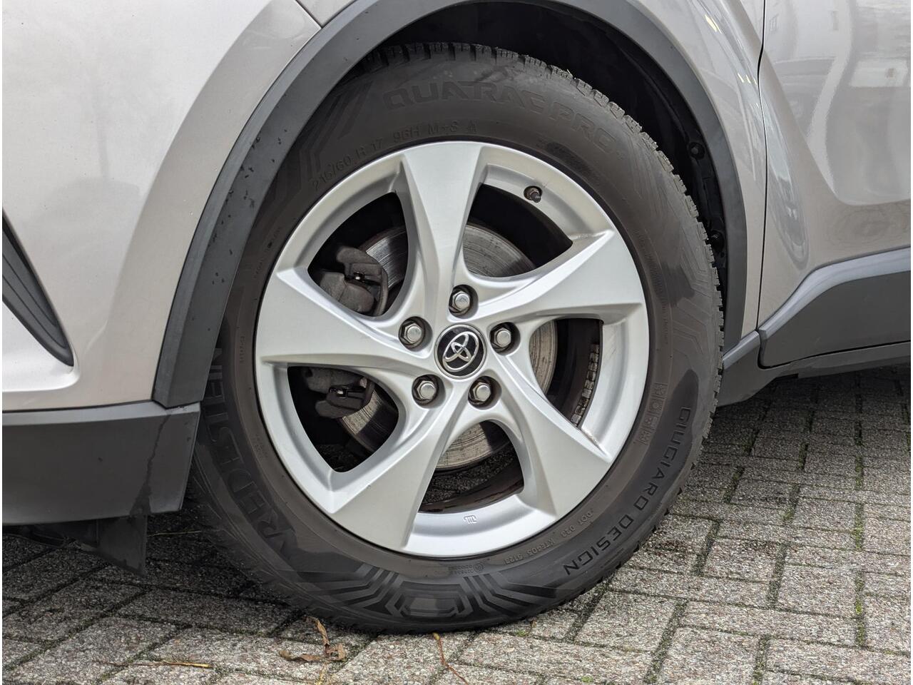 Toyota C-HR 1.8 Hybrid Active | Afn. Trekhaak | All-season | Navi | Adaptieve cruise | Climate control | Camera