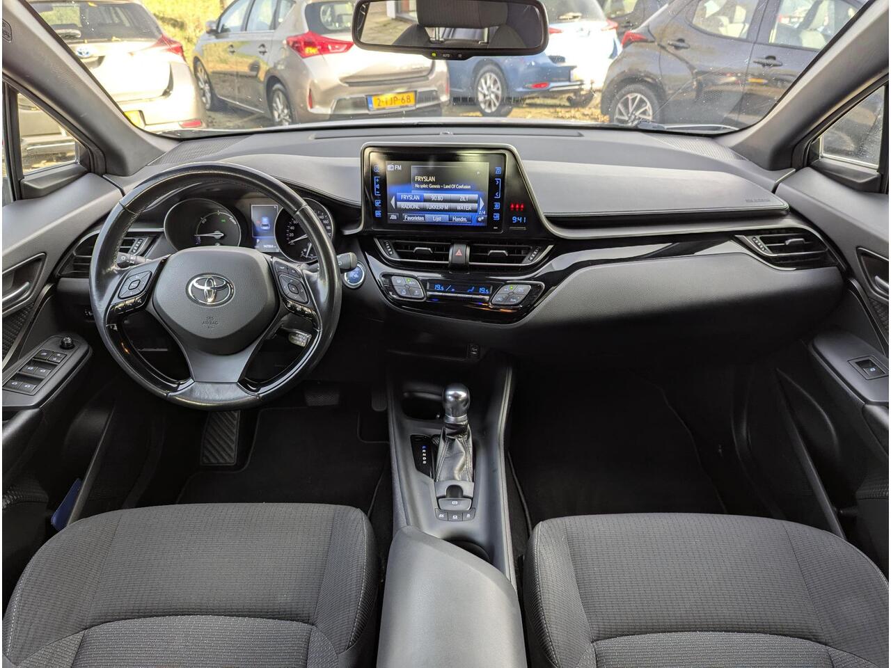 Toyota C-HR 1.8 Hybrid Active | Afn. Trekhaak | All-season | Navi | Adaptieve cruise | Climate control | Camera