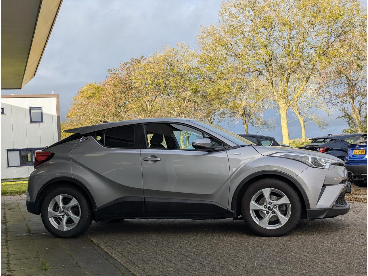 Toyota C-HR 1.8 Hybrid Active | Afn. Trekhaak | All-season | Navi | Adaptieve cruise | Climate control | Camera