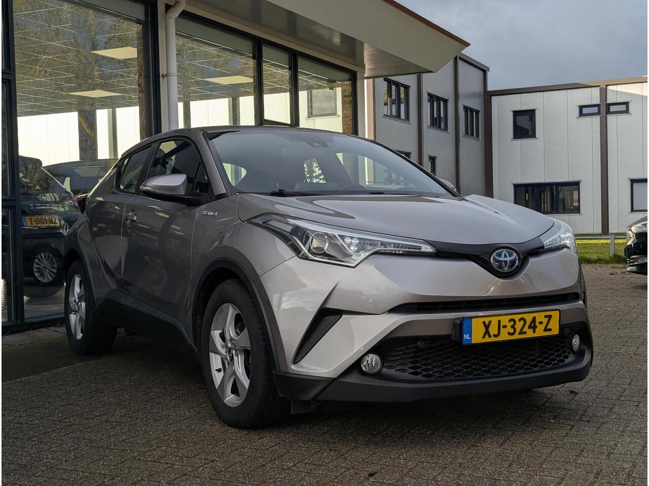 Toyota C-HR 1.8 Hybrid Active | Afn. Trekhaak | All-season | Navi | Adaptieve cruise | Climate control | Camera