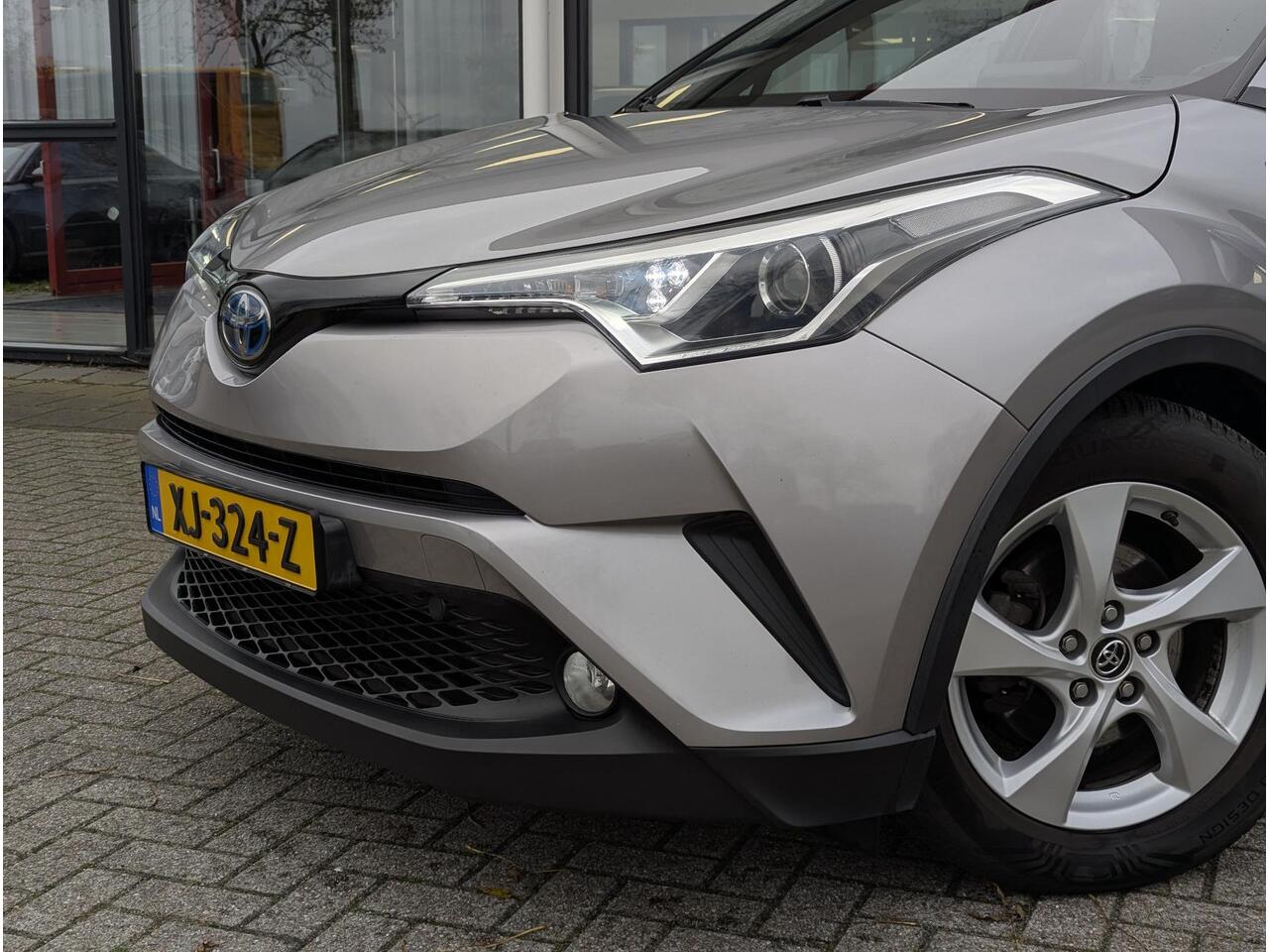 Toyota C-HR 1.8 Hybrid Active | Afn. Trekhaak | All-season | Navi | Adaptieve cruise | Climate control | Camera