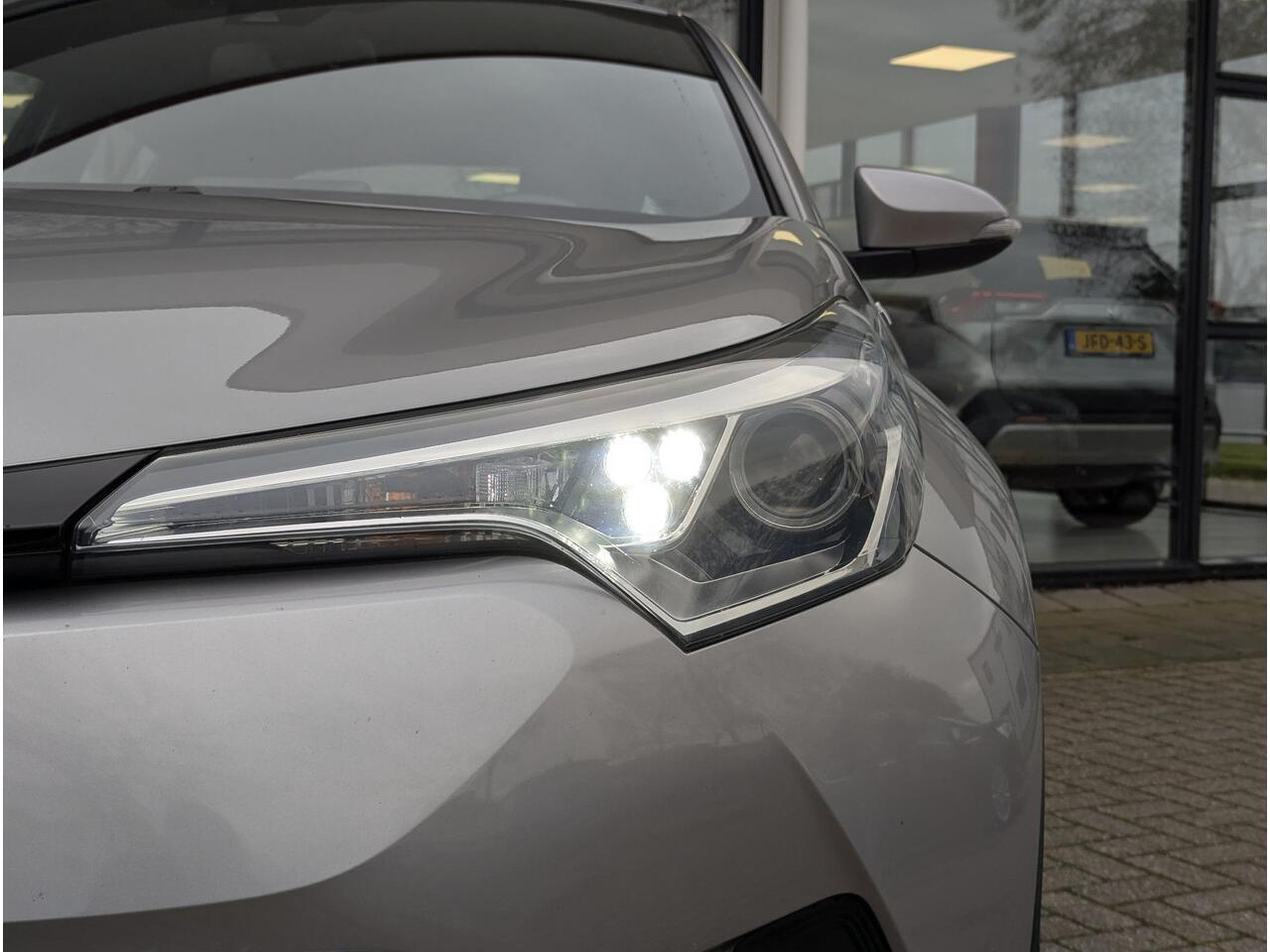Toyota C-HR 1.8 Hybrid Active | Afn. Trekhaak | All-season | Navi | Adaptieve cruise | Climate control | Camera