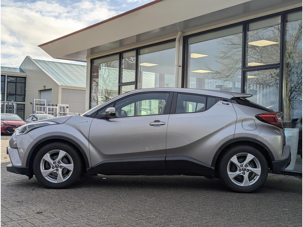 Toyota C-HR 1.8 Hybrid Active | Afn. Trekhaak | All-season | Navi | Adaptieve cruise | Climate control | Camera