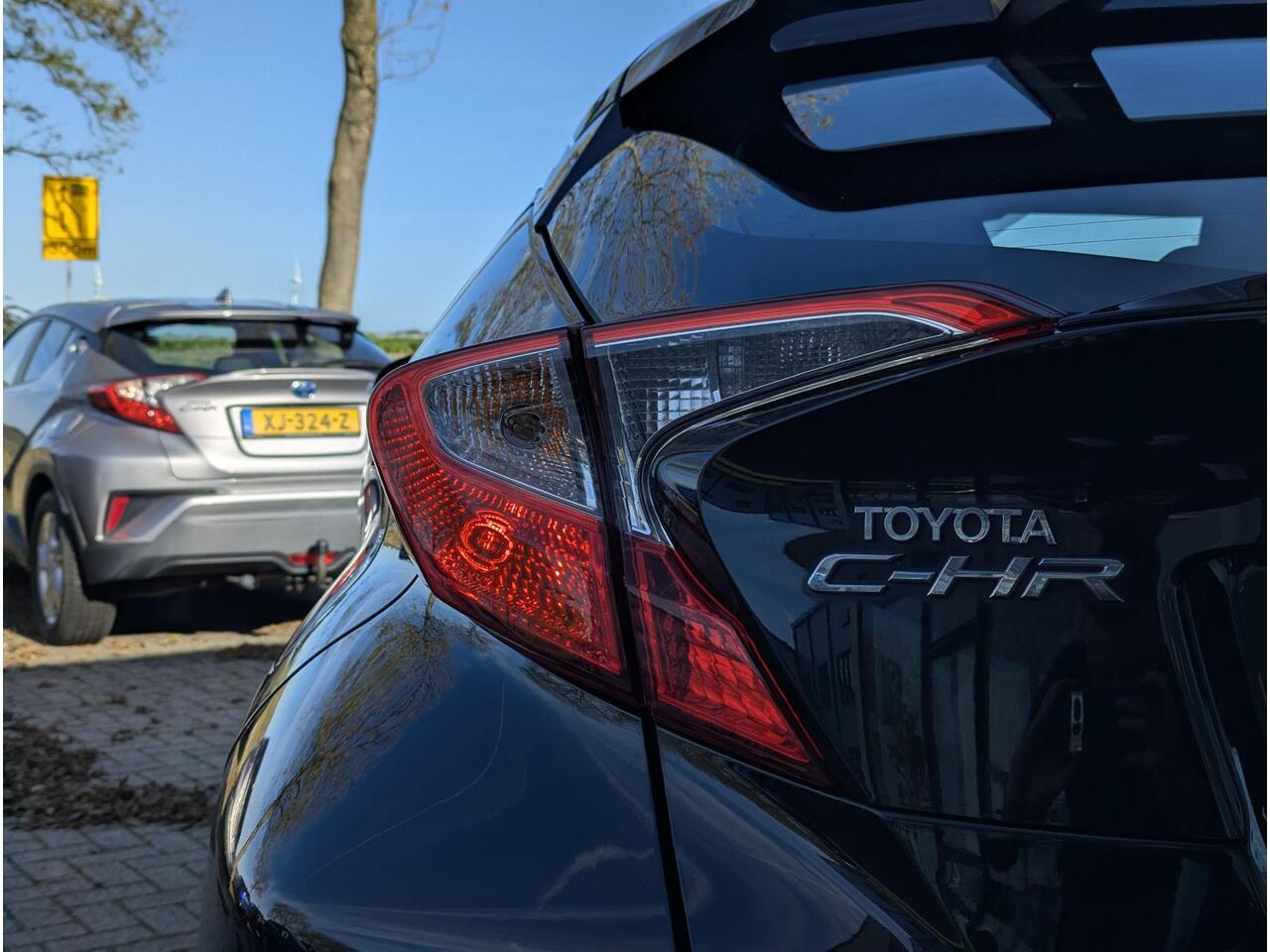 Toyota C-HR 1.8 Hybrid Active | All-season | Navi | Adaptieve cruise | Climate control | Camera