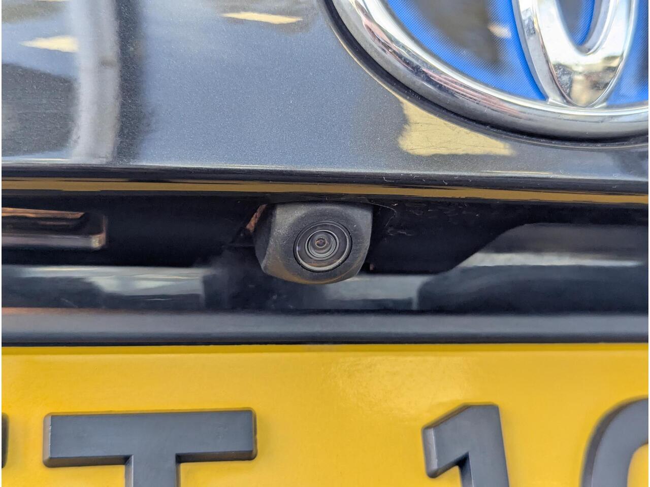 Toyota C-HR 1.8 Hybrid Active | All-season | Navi | Adaptieve cruise | Climate control | Camera