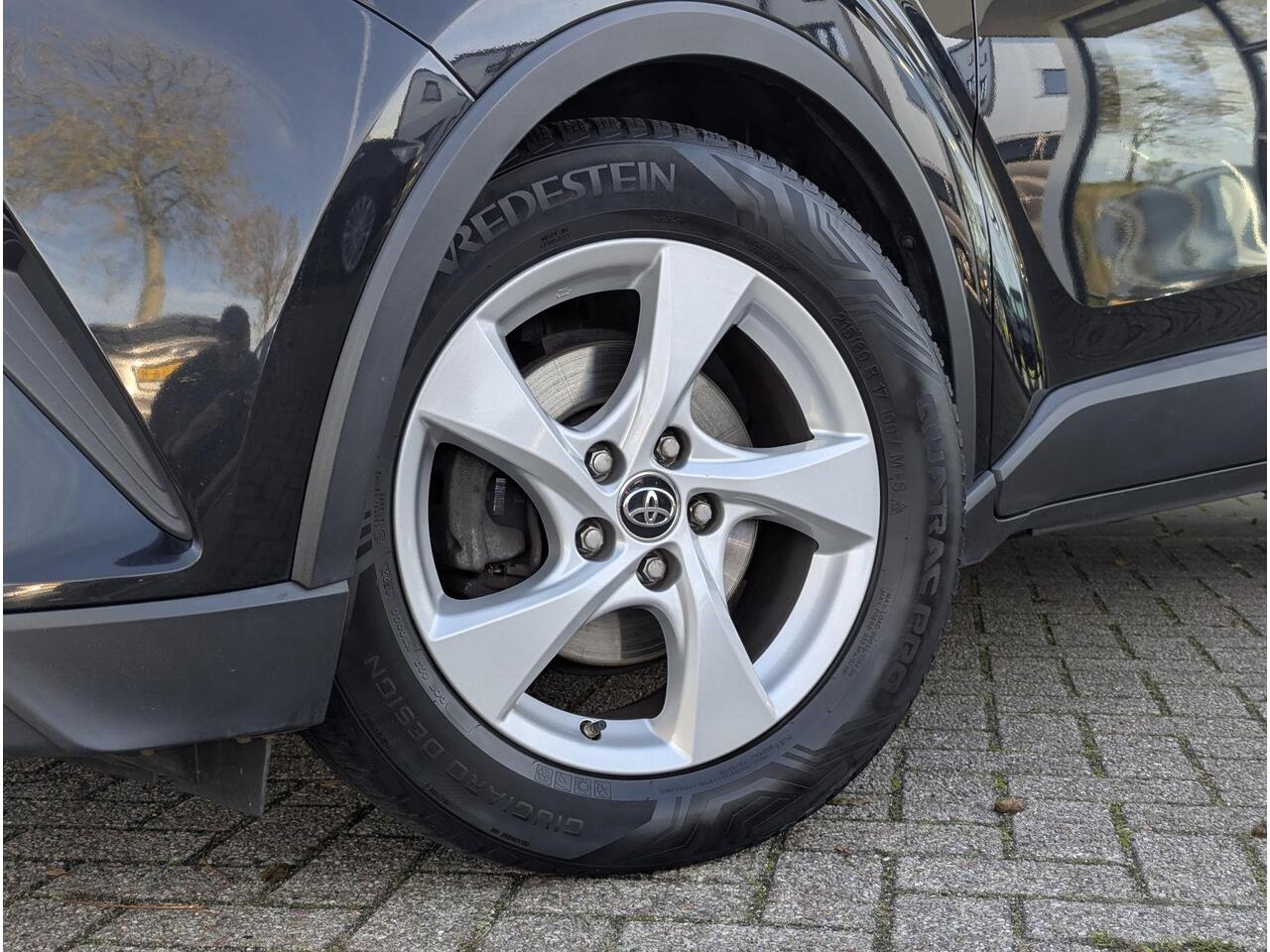 Toyota C-HR 1.8 Hybrid Active | All-season | Navi | Adaptieve cruise | Climate control | Camera