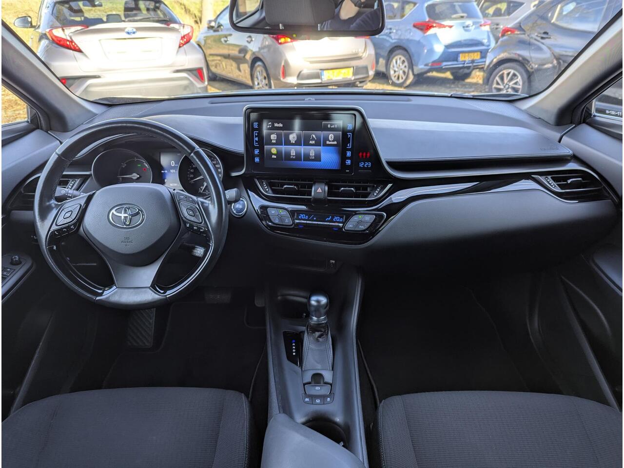 Toyota C-HR 1.8 Hybrid Active | All-season | Navi | Adaptieve cruise | Climate control | Camera