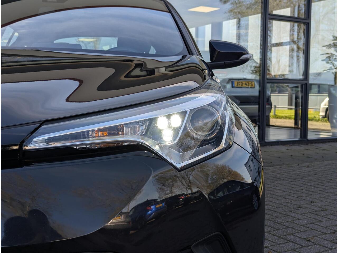 Toyota C-HR 1.8 Hybrid Active | All-season | Navi | Adaptieve cruise | Climate control | Camera