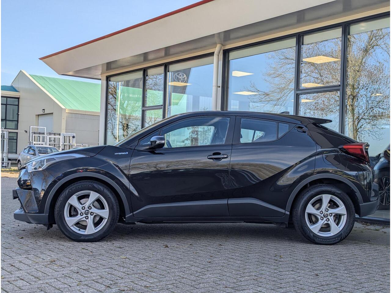 Toyota C-HR 1.8 Hybrid Active | All-season | Navi | Adaptieve cruise | Climate control | Camera