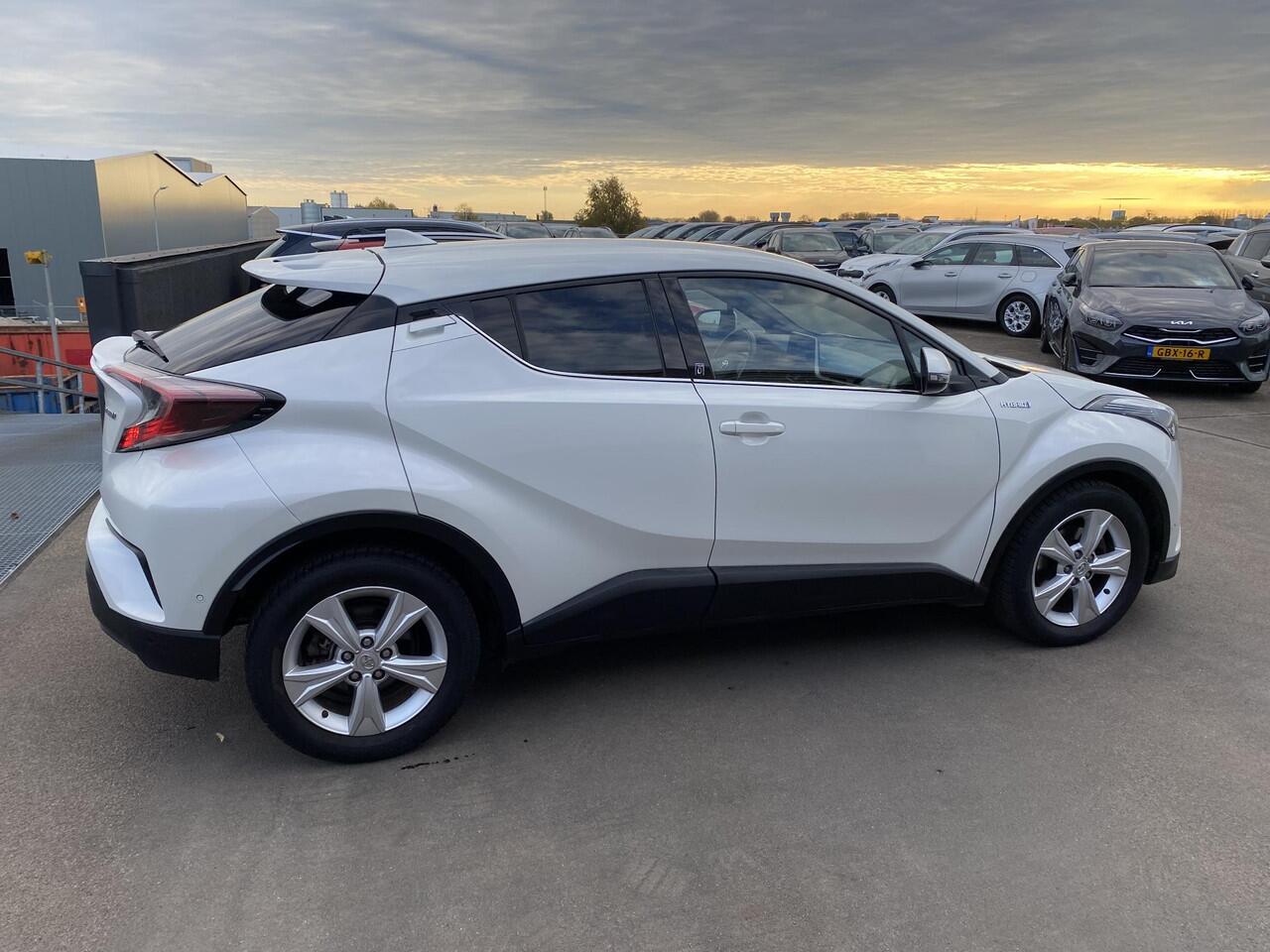 Toyota C-HR 1.8 Hybrid Dynamic edition Stoel- & stuurverwarming, dodehoek detectie, navigatie, achteruitrijcamera, adaptieve cruise control