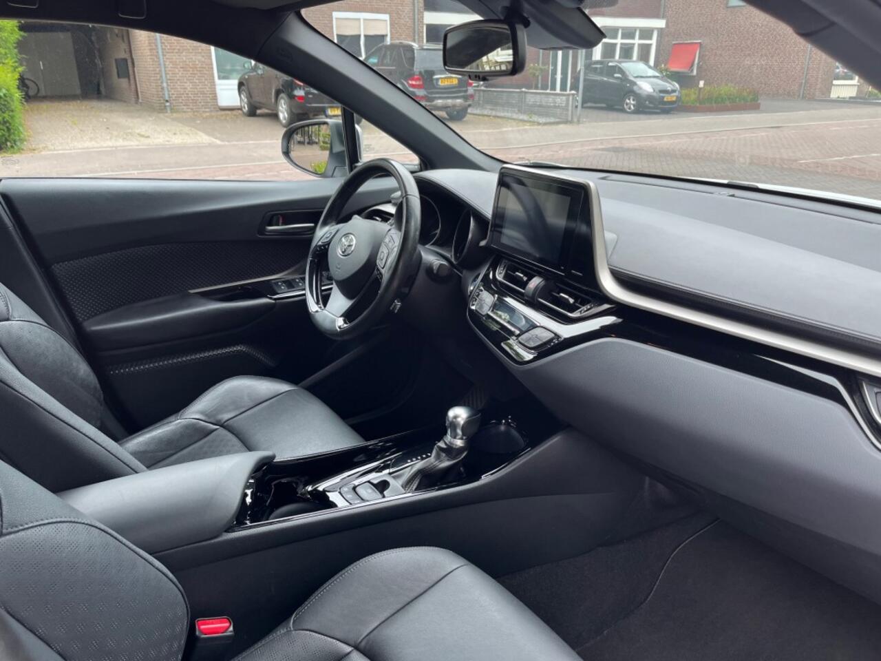 Toyota C-HR 1.8 HYBRID EXECUTIVE / LEDER / CAMERA / NAVI / TREKHAAK / 18'' LMV