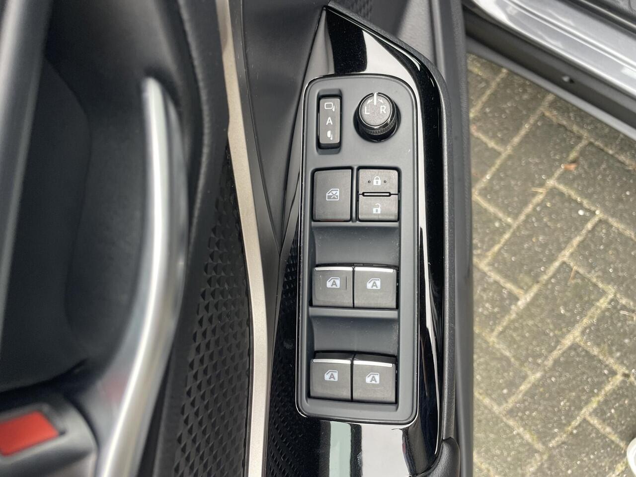 Toyota C-HR 1.8 Hybrid Style Ultimate | Trekhaak | Apple Car Play / Android Auto Navigatie | Dode hoek detectie | Parkeersensoren Enz |
