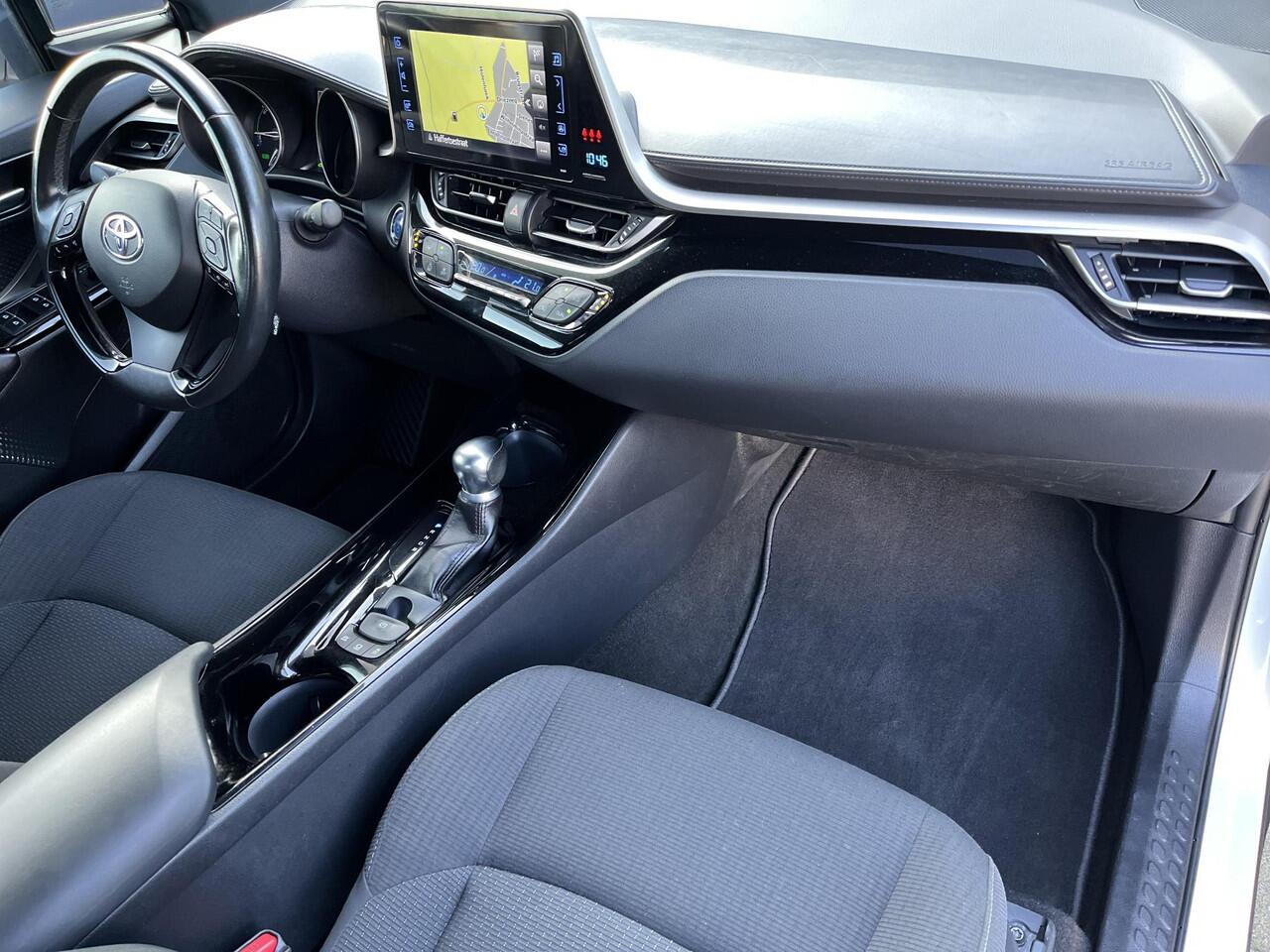 Toyota C-HR 1.8 Hybrid Bi-Tone | Navigatie | Stoelverwarming | 18 inch LM-Velgen | Trekhaak |