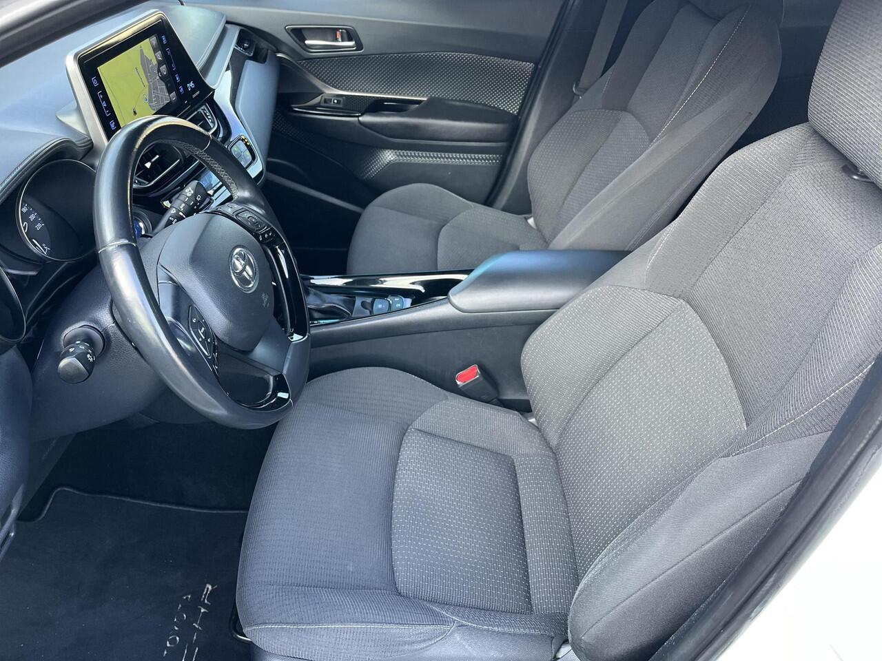 Toyota C-HR 1.8 Hybrid Bi-Tone | Navigatie | Stoelverwarming | 18 inch LM-Velgen | Trekhaak |