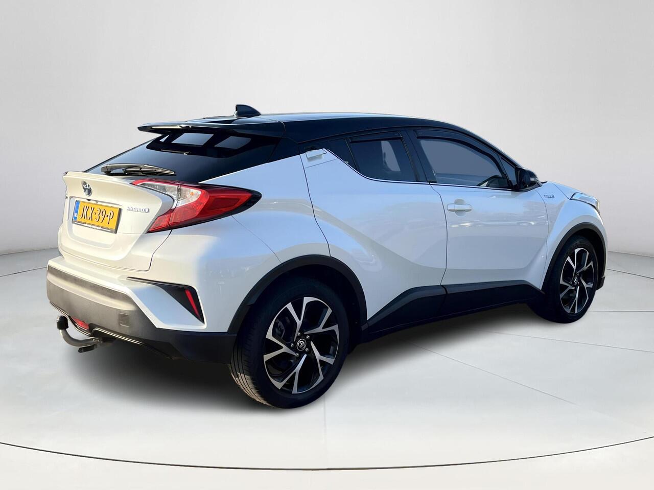 Toyota C-HR 1.8 Hybrid Bi-Tone | Navigatie | Stoelverwarming | 18 inch LM-Velgen | Trekhaak |