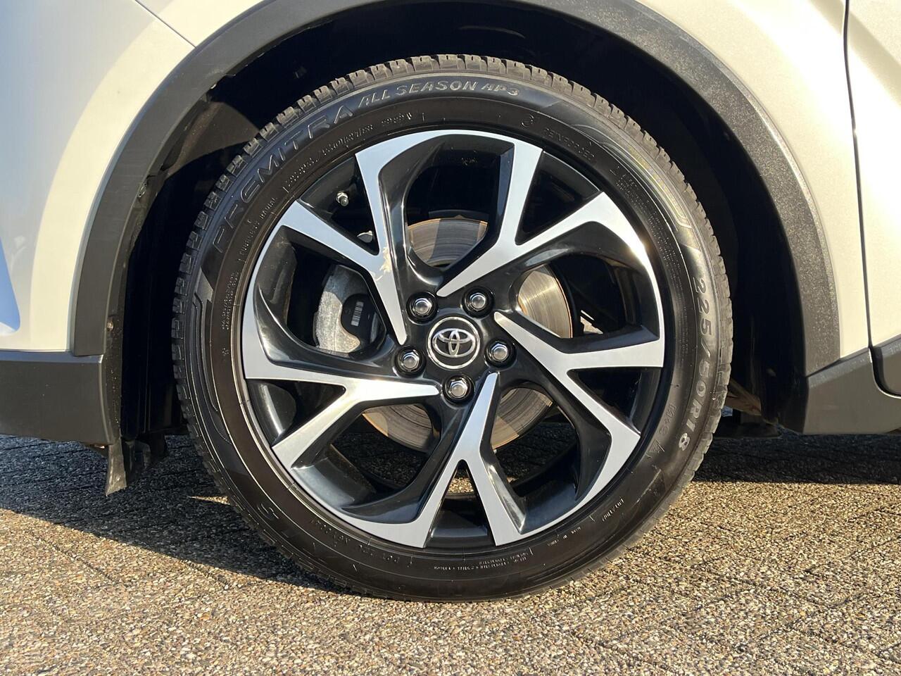 Toyota C-HR 1.8 Hybrid Bi-Tone | Navigatie | Stoelverwarming | 18 inch LM-Velgen | Trekhaak |