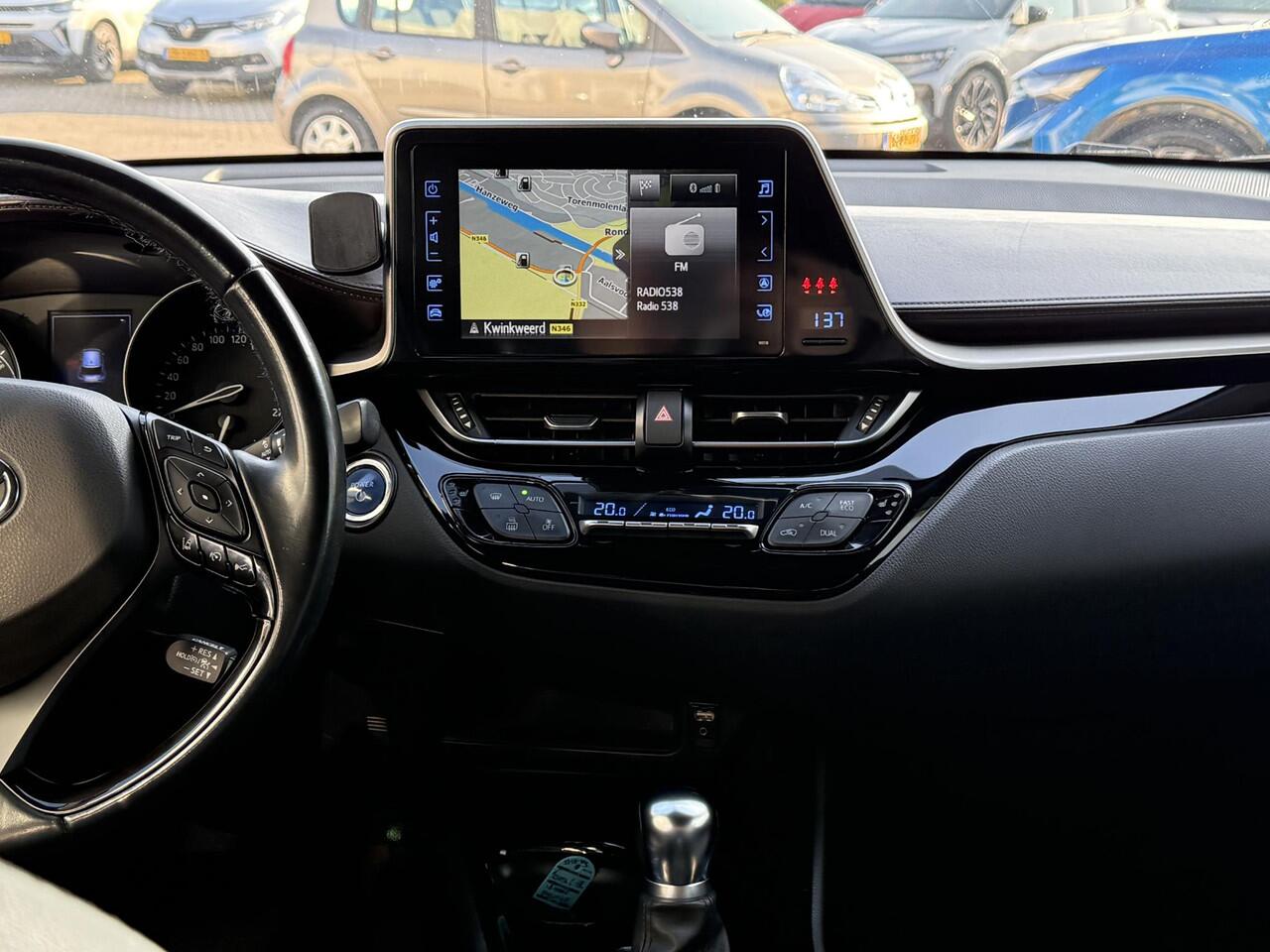 Toyota C-HR 1.8 Hybrid Executive | NAP | Navigatie | Achteruitrijcamera | Stoelverwarming | Climate Control | Cruise Control | Lichtmetaal | Dodehoek detectie |