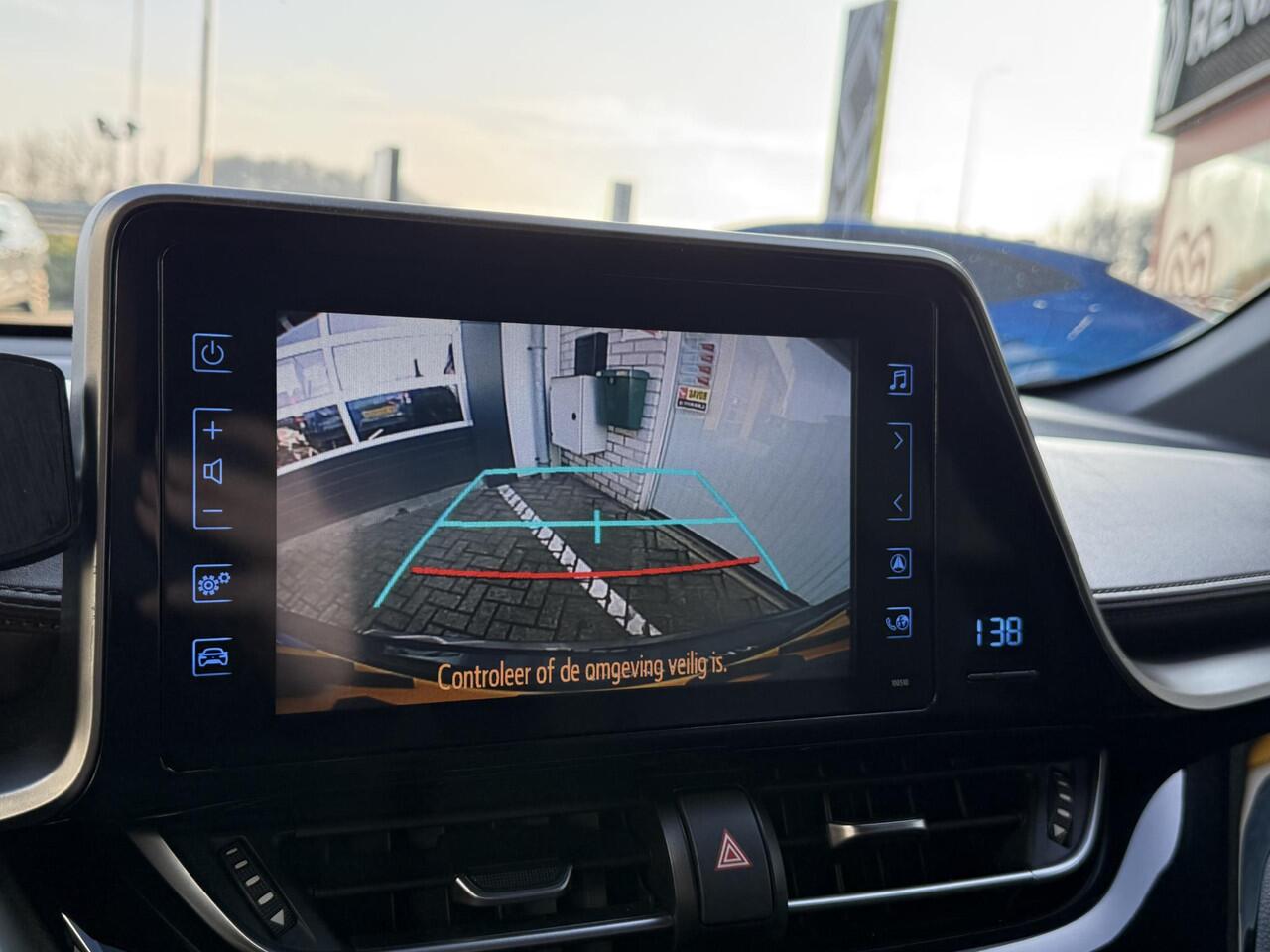 Toyota C-HR 1.8 Hybrid Executive | NAP | Navigatie | Achteruitrijcamera | Stoelverwarming | Climate Control | Cruise Control | Lichtmetaal | Dodehoek detectie |
