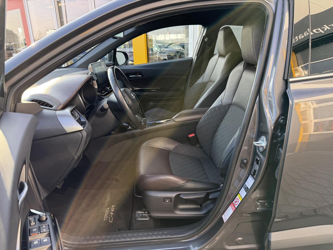 Toyota C-HR 1.8 Hybrid Executive | NAP | Navigatie | Achteruitrijcamera | Stoelverwarming | Climate Control | Cruise Control | Lichtmetaal | Dodehoek detectie |