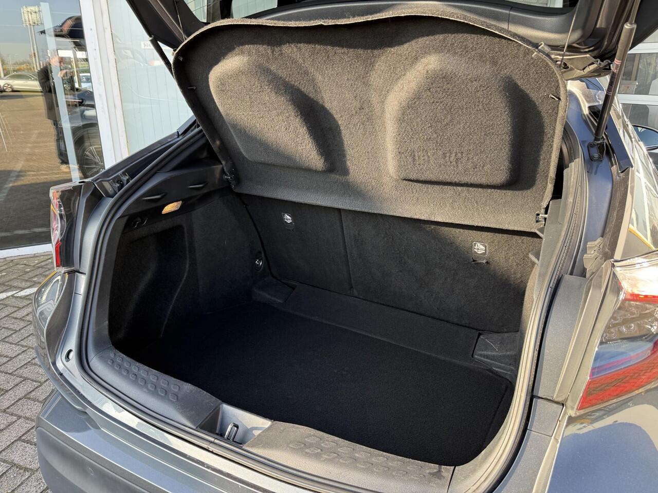 Toyota C-HR 1.8 Hybrid Executive | NAP | Navigatie | Achteruitrijcamera | Stoelverwarming | Climate Control | Cruise Control | Lichtmetaal | Dodehoek detectie |