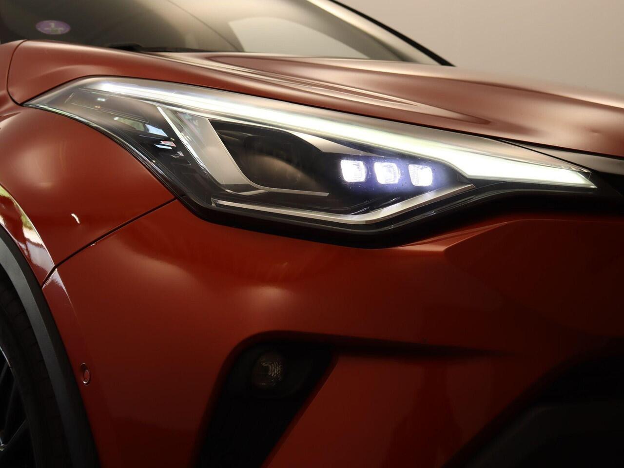 Toyota C-HR 2.0 Hybrid Launch Edition - ORIGINEEL NEDERLANDSE AUTO - AFNEEMBARE TREKHAAK - TREKGEWICHT 725 KG - AFKOMSTIG VAN 1E EIGENAAR- 18 INCH LICHT METALEN VELGEN - LEDEREN BEKLEDING - PARKEERASSISTENT - PARKEERSENSOREN VOOR/ ACHTER - VOORSTOELEN VERWARMD