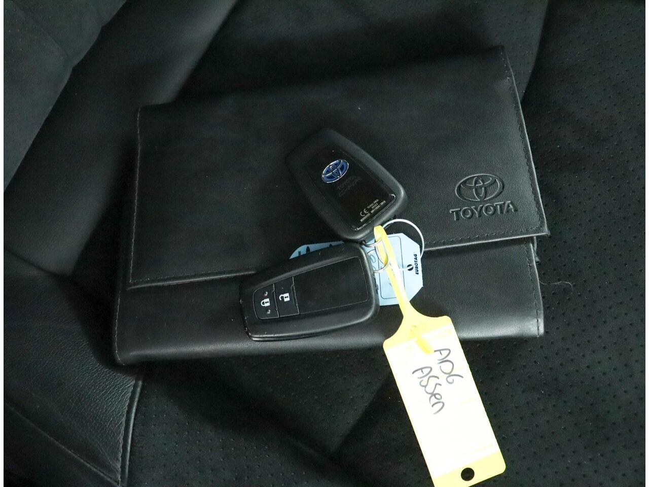 Toyota C-HR 2.0 Hybrid Bi-Tone | Leer | Stoelverwarming | Stuurwiel verwarming |