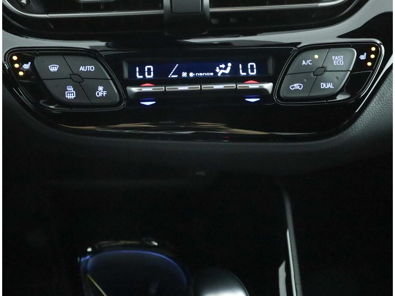 Toyota C-HR 2.0 Hybrid Bi-Tone | Leer | Stoelverwarming | Stuurwiel verwarming |