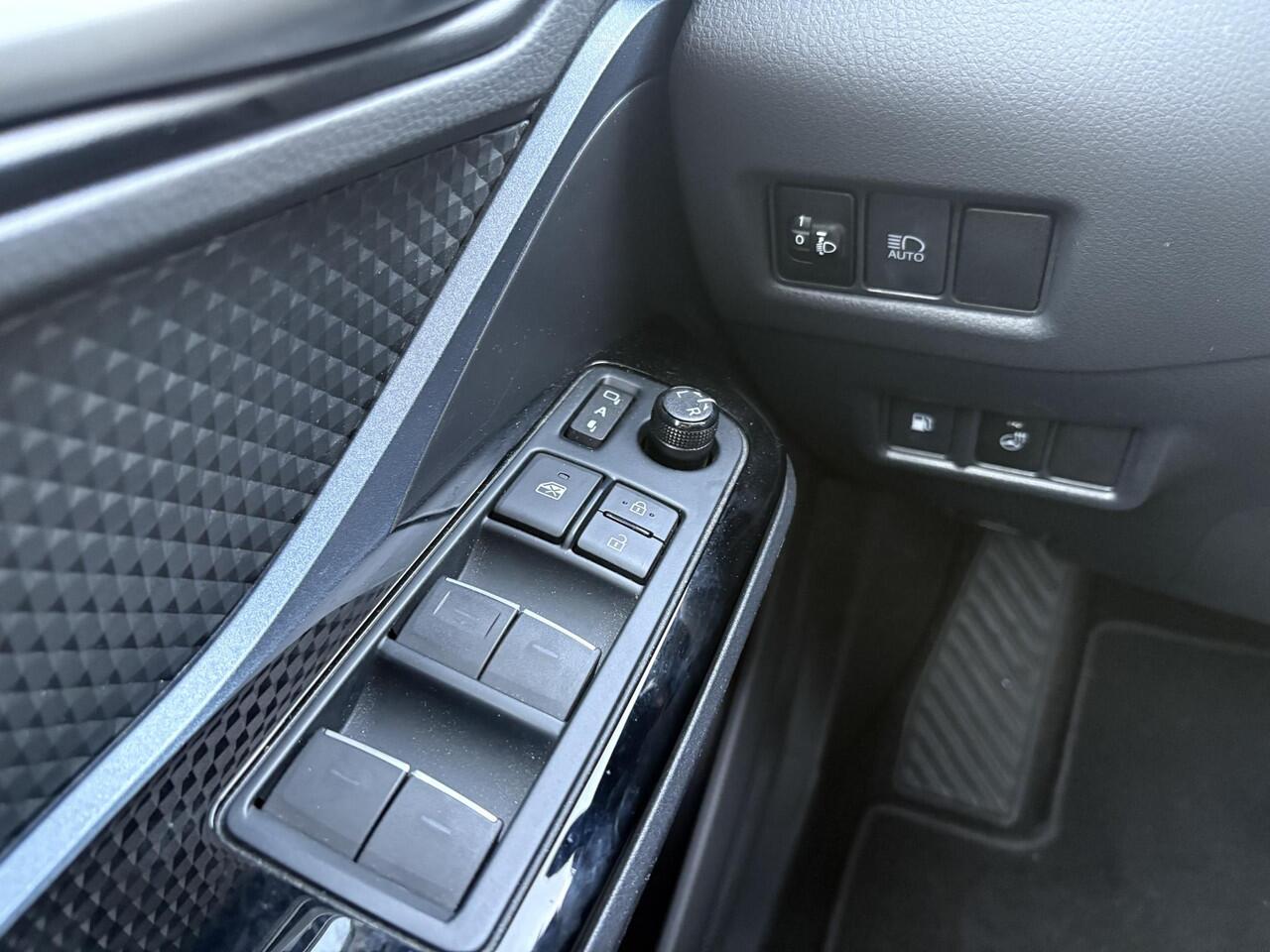 Toyota C-HR 1.8 Hybrid Bi-Tone | Stuurverwarming | Achteruitrijcamera |