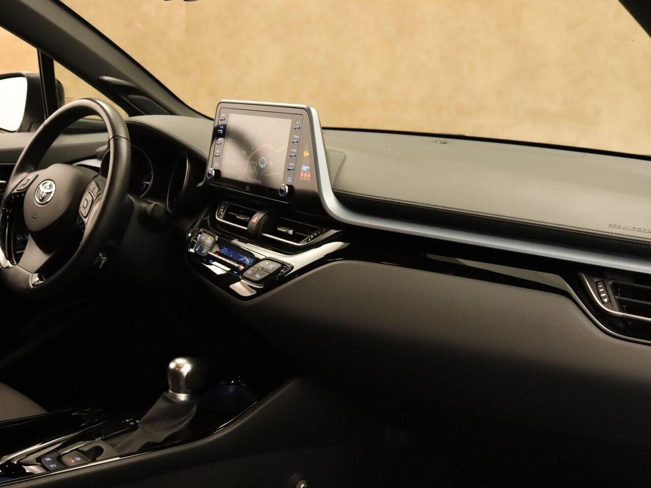 Toyota C-HR 2.0 Hybrid First Edition - ORIGINEEL NEDERLANDSE AUTO - BEARLOCK - BI-TONE - JBL GELUIDSINSTALLATIE - PARKEERSENSOREN VOOR EN ACHTER - LENDEN STEUN- STOELVERWARMING - KEYLESS ENTRY EN START - DODEHOEK DETECTIE