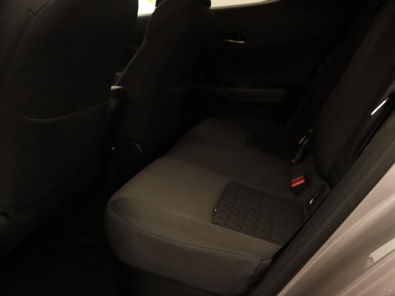 Toyota C-HR 2.0 Hybrid First Edition - ORIGINEEL NEDERLANDSE AUTO - BEARLOCK - BI-TONE - JBL GELUIDSINSTALLATIE - PARKEERSENSOREN VOOR EN ACHTER - LENDEN STEUN- STOELVERWARMING - KEYLESS ENTRY EN START - DODEHOEK DETECTIE