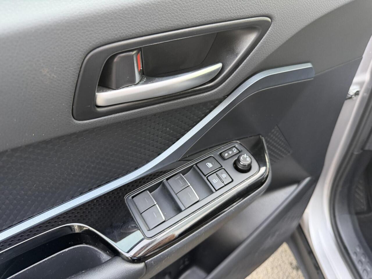 Toyota C-HR 1.8 Hybrid Dynamic Apple/Android CarPlay | Parkeersensoren | 18 inch | Navigatie