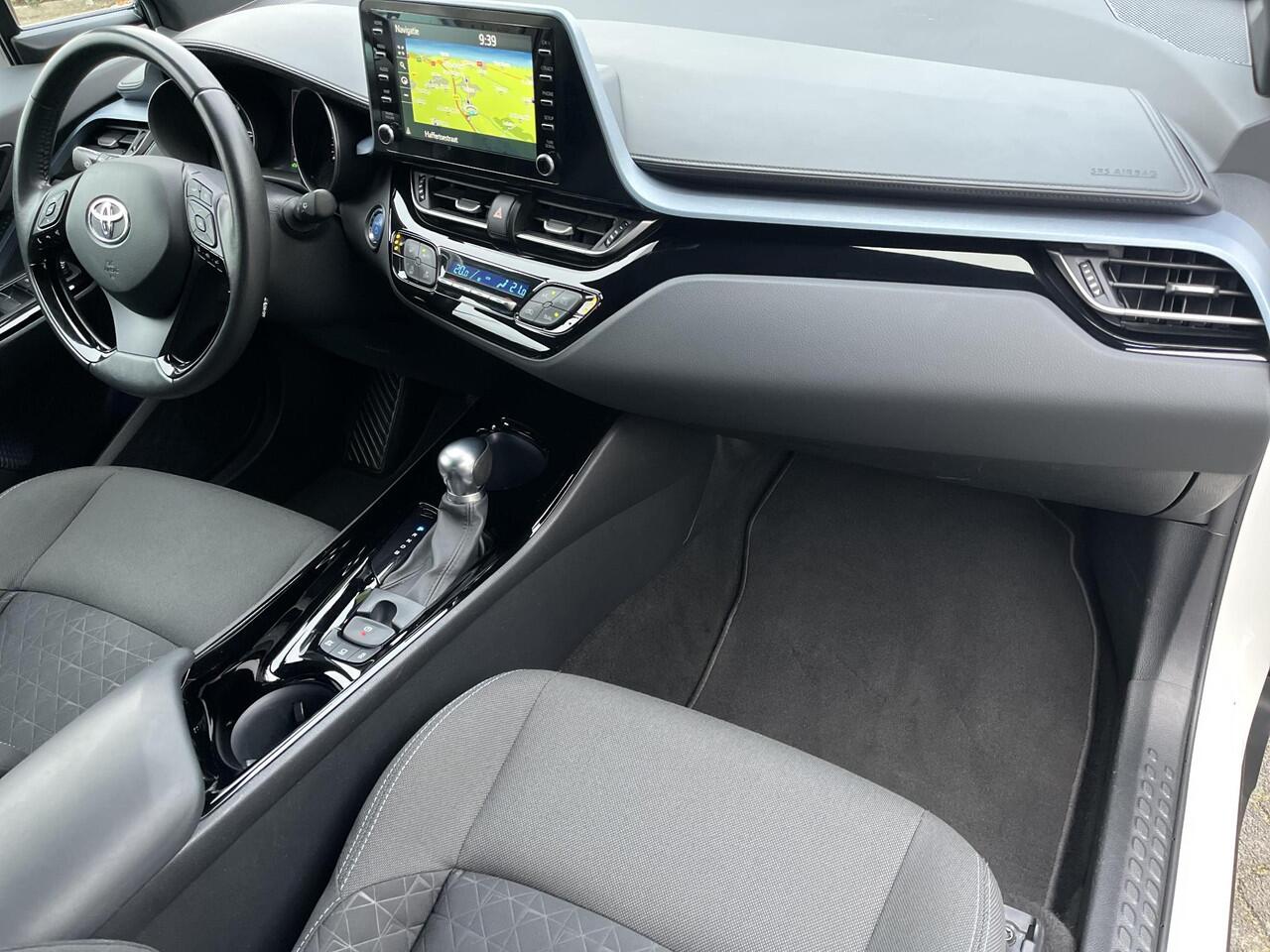 Toyota C-HR 1.8 Hybrid Bi-Tone | Carplay | Dode hoek waarschuwing | Stoelverwarming | Keyless entry |