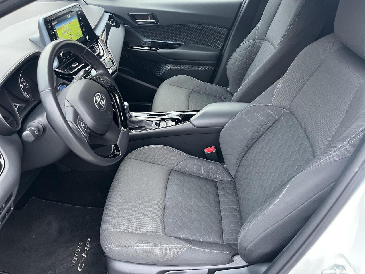 Toyota C-HR 1.8 Hybrid Bi-Tone | Carplay | Dode hoek waarschuwing | Stoelverwarming | Keyless entry |