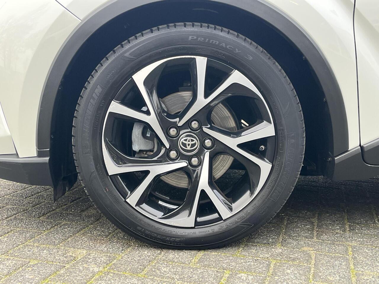 Toyota C-HR 1.8 Hybrid Bi-Tone | Carplay | Dode hoek waarschuwing | Stoelverwarming | Keyless entry |