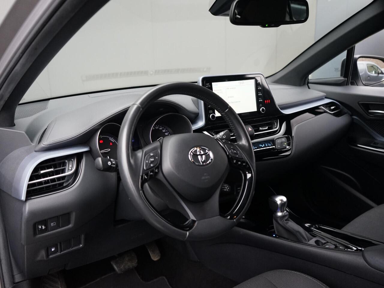 Toyota C-HR 1.8 Hybrid Dynamic Camera / Adap. cruise / 18'' LM velgen / Stoel+ stuurverw. / LED / Privacy glass / NAV