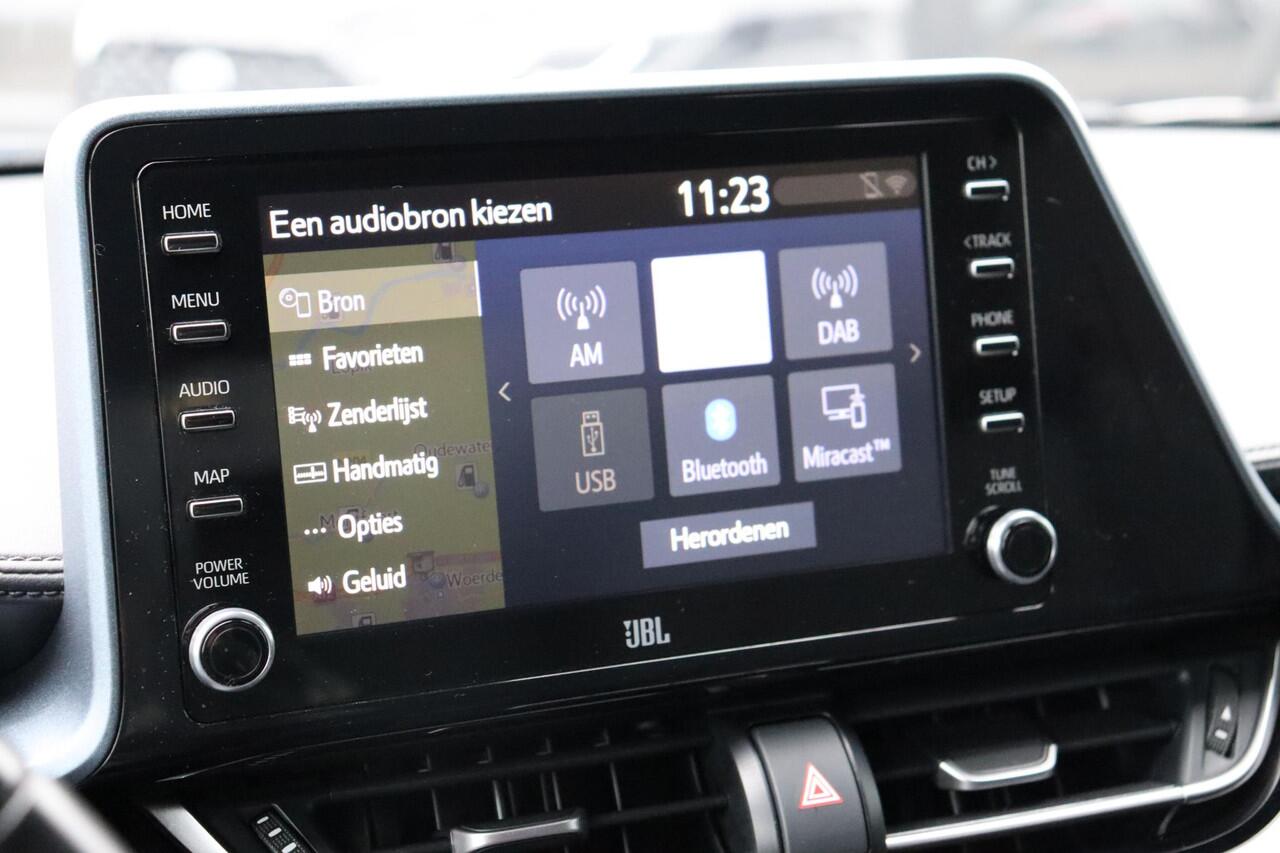 Toyota C-HR 1.8 Hybrid First Edition, Trekhaak, Cruise control , Apple CarPlay / Android Auto, Treeplank, BSM.