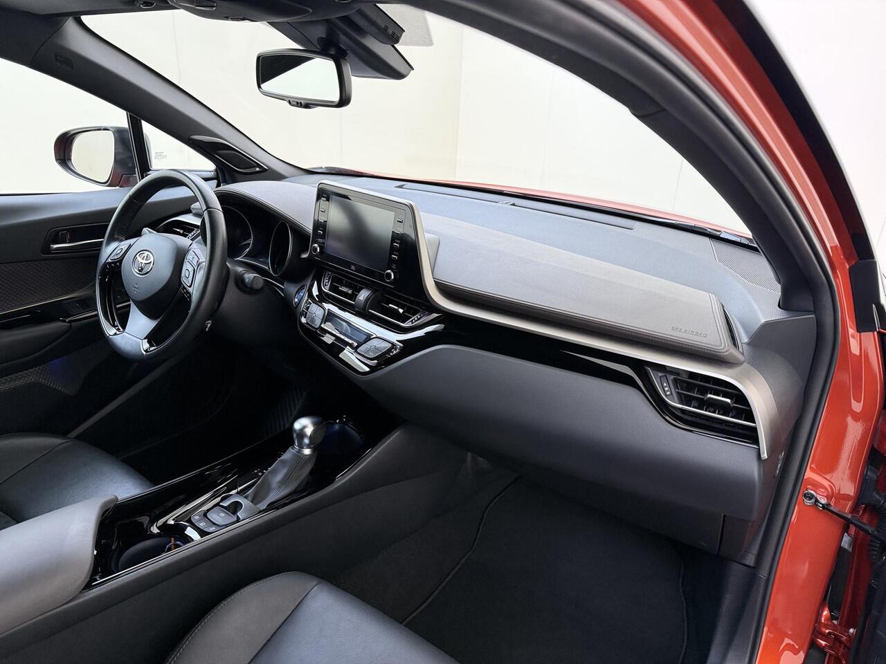 Toyota C-HR 2.0 Hybrid Launch Edition | airco automatisch | Apple Carplay/Android | cruise control adaptief | dodehoek detectie | LED koplampen | lederen bekleding | lichtmetalen velgen multi-spaaks 18"| navigatiesysteem full map | voorstoelen verwarmd |
