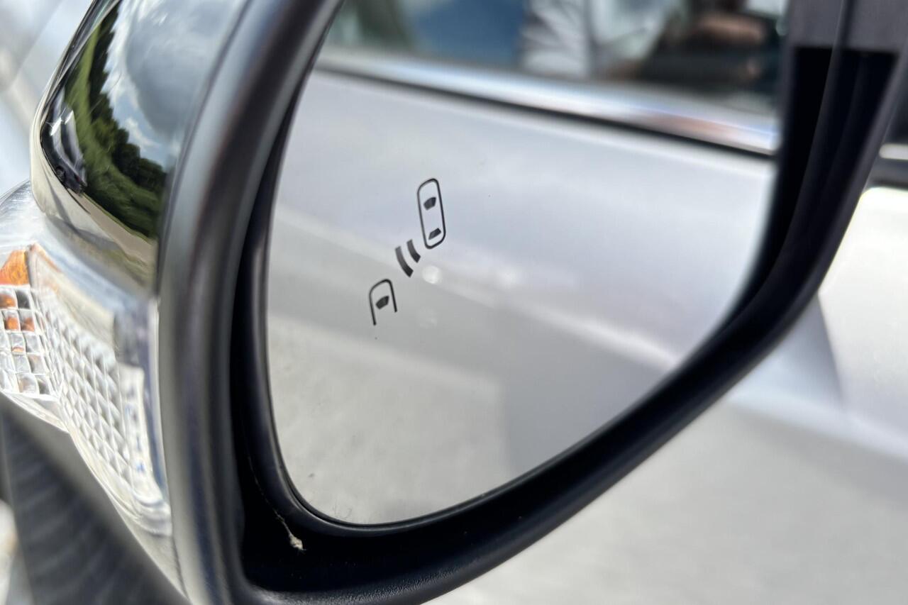 Toyota C-HR 1.8 Hybrid First Edition, All season, BSM, Stuur verwarming, Stoelverwarming.