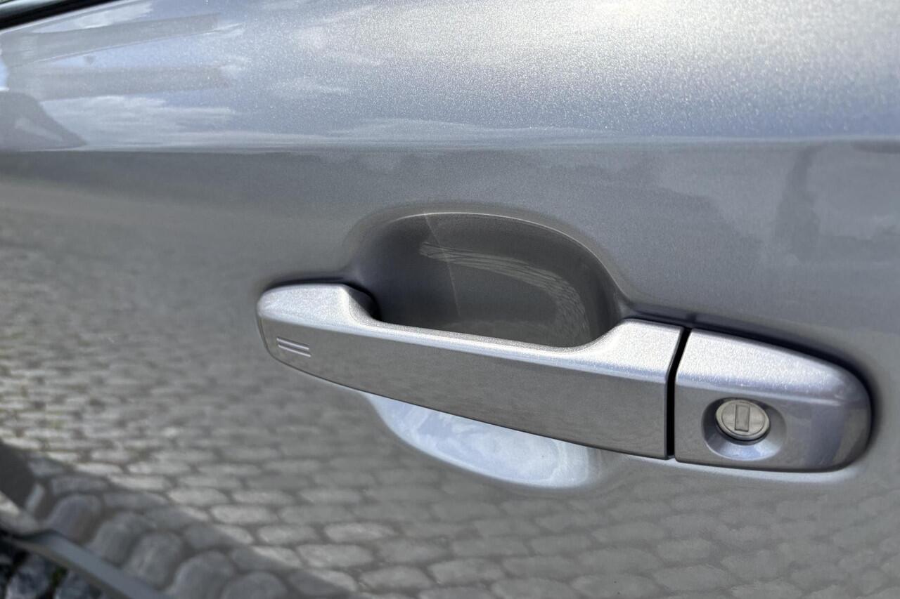 Toyota C-HR 1.8 Hybrid First Edition, All season, BSM, Stuur verwarming, Stoelverwarming.