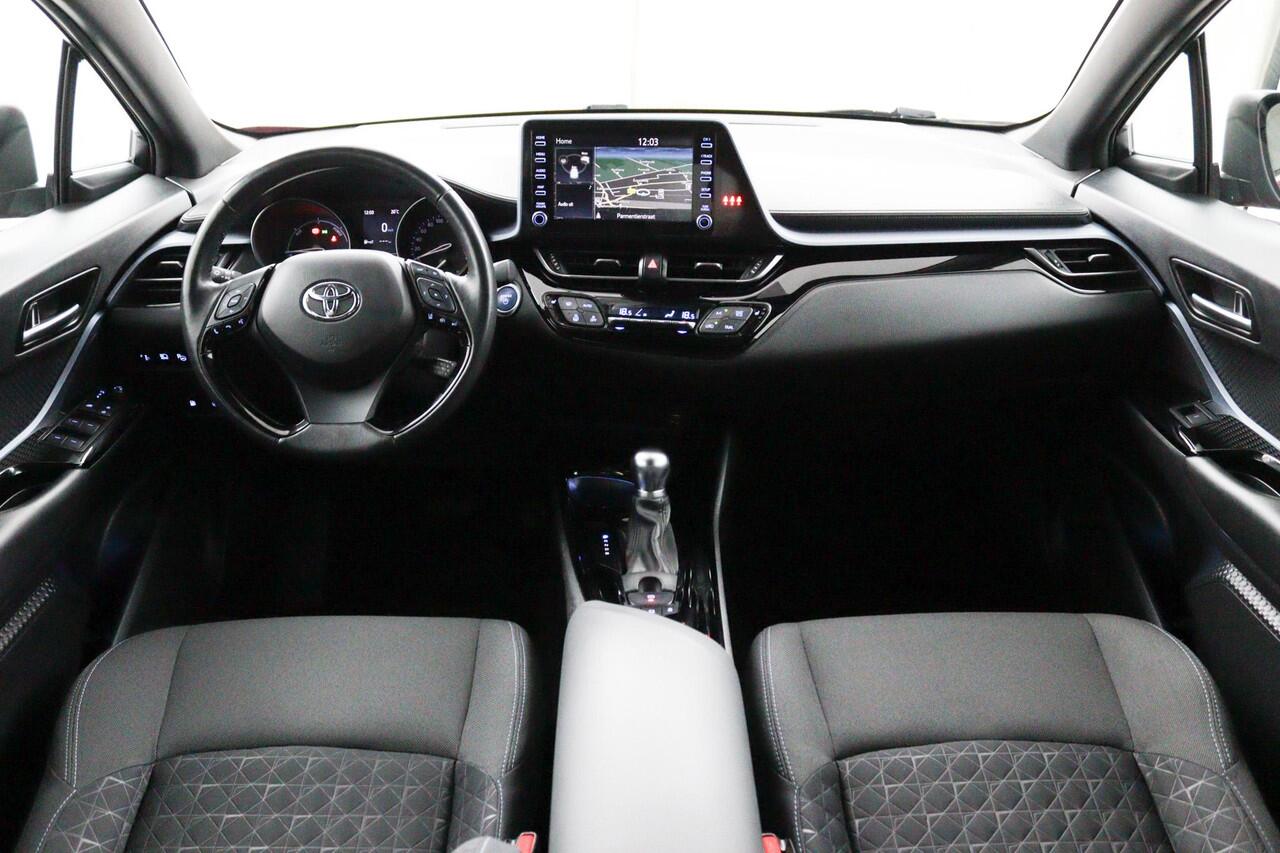 Toyota C-HR 1.8 Hybrid First Edition | Stuurwiel Verwarming | Parkeersensoren Voor + Achter | Navigatiesysteem |
