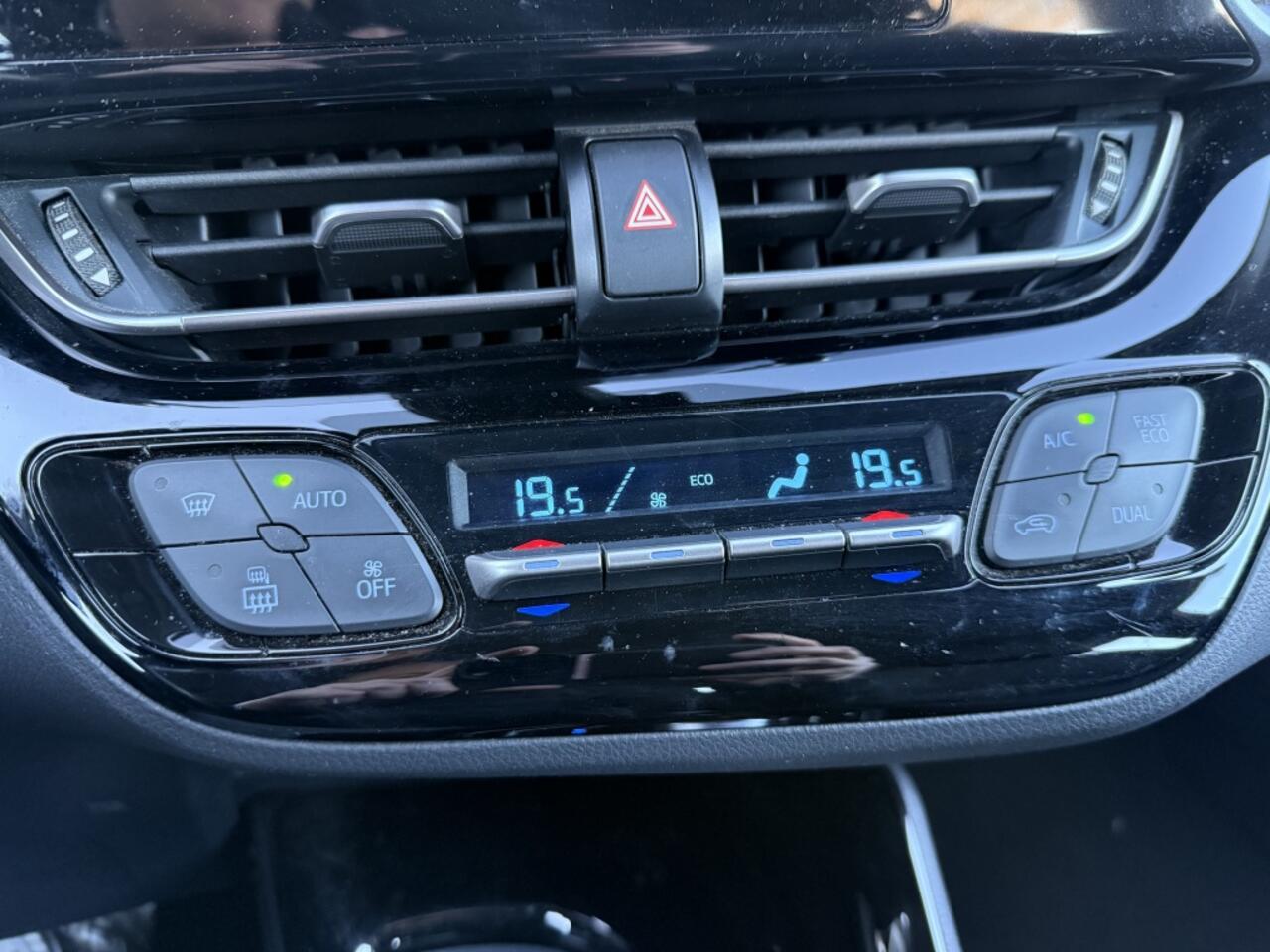 Toyota C-HR 1.8 Hybrid Dynamic | Trekhaak | Parkeersensoren V+A | Navigatie