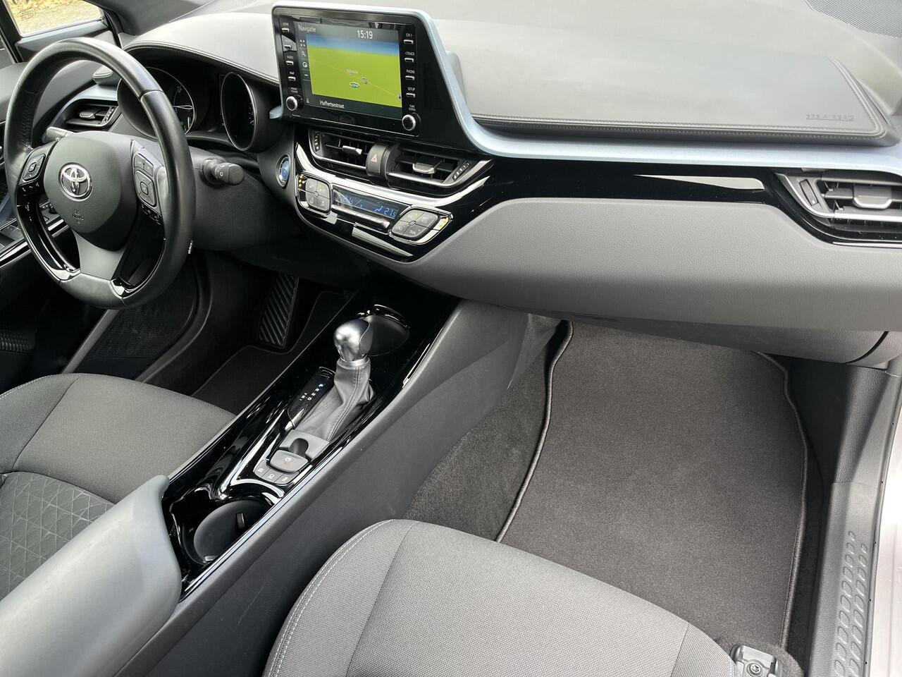 Toyota C-HR 2.0 Hybrid Bi-Tone | Navigatie | Carplay | Dode hoek waarschuwing | Parkeersensoren |