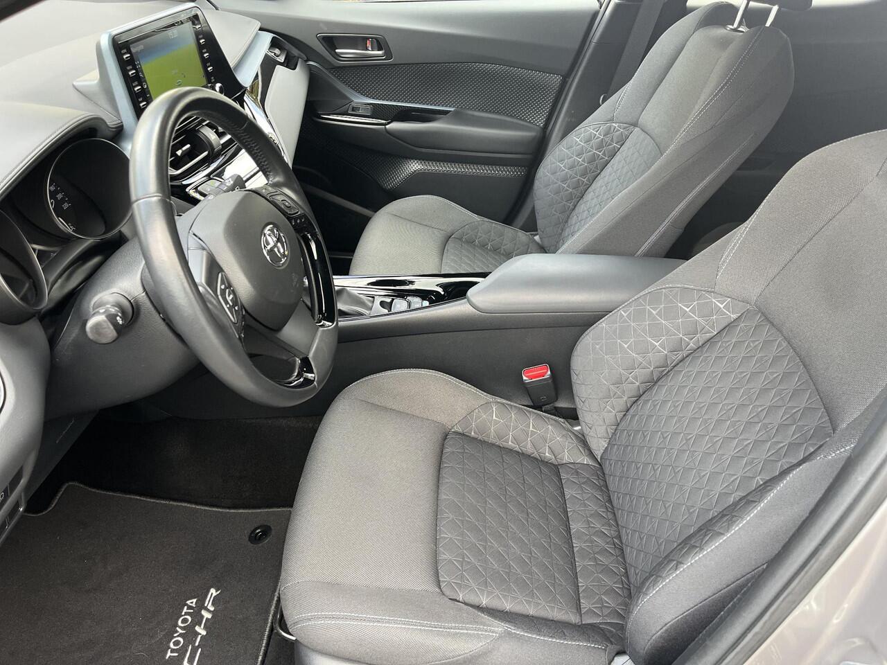 Toyota C-HR 2.0 Hybrid Bi-Tone | Navigatie | Carplay | Dode hoek waarschuwing | Parkeersensoren |