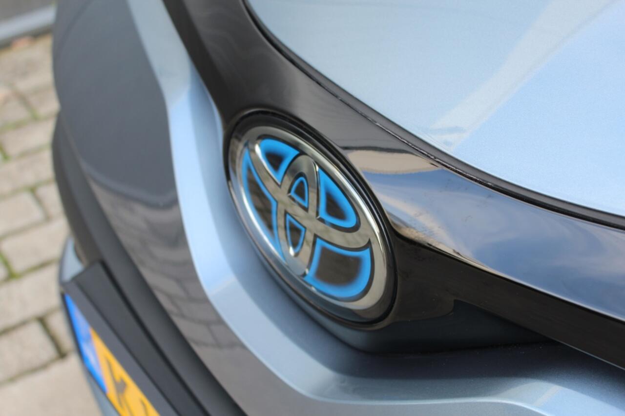 Toyota C-HR 2.0 First Edition PDC / BSM / Stoelverwarming / Navigatie